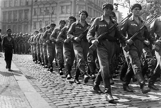 Прага, 10 сентября. Советские десантники маршируют по улице Праги. Дебют тельняшки ВДВ