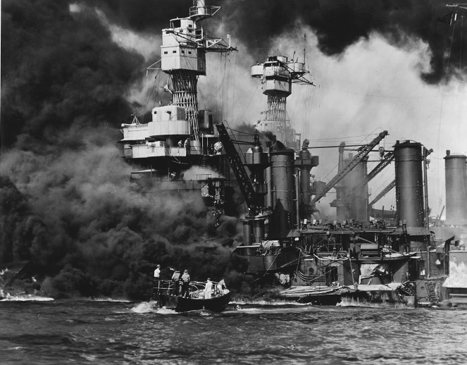 http://russian7.ru/wp-content/uploads/2014/03/USS_West_Virgina_BB-48_burning_at_Pearl_Harbor_1941-663x518.jpg