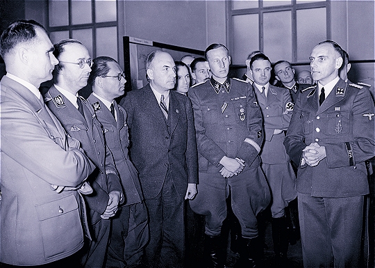 Открытие выставки «Планирование и построение нового порядка на Востоке» 20 марта 1941 г. Конрад Майер (справа) 