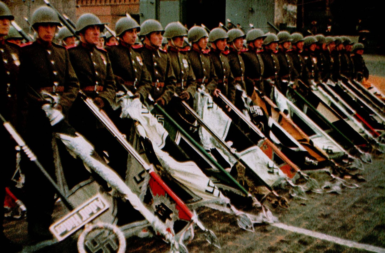 Фотографию Парада Победы признали демонстрацией нацистской символики