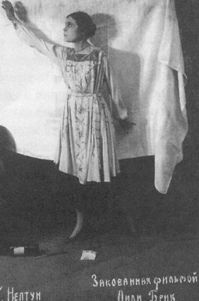 Лилия Брик в фильме «Закованная фильмой», 1918 год