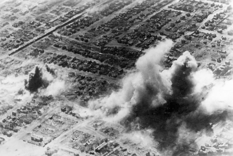Люфтваффе проводит бомбардировку жилых районов Сталинграда, октябрь 1942 года.