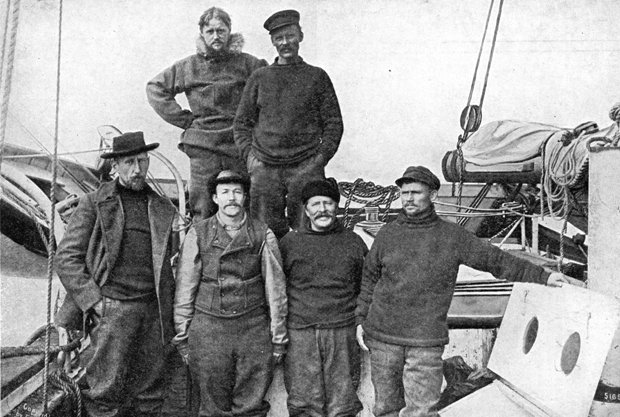  В первом ряду слева направо: Амундсен, Педер Ристведт, Адольф Линдстрём, Хельмер Хансен. В верхнем ряду Годфрид Хансен и Антон Лунд.