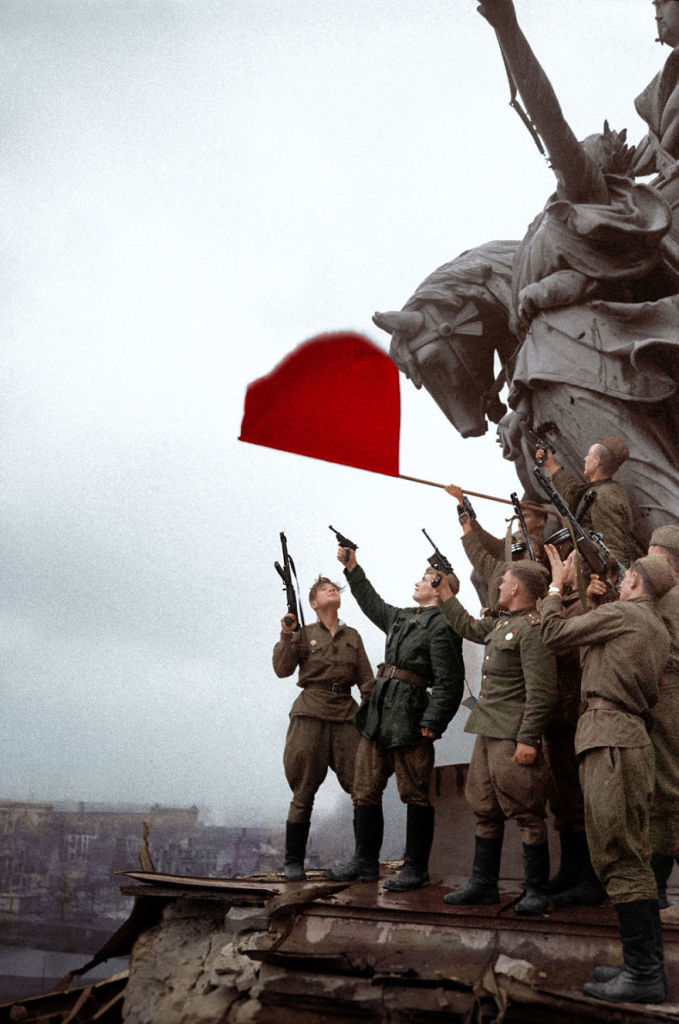 Russian-Soldiers-In-Berlin-1945-679x1024