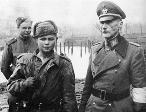 Soviet-army-child-soldier-posing-with-a-German-army-prisoner-Berlin-1945