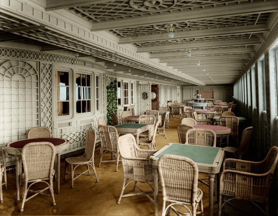 The-luxurious-first-class-Café-Parisien