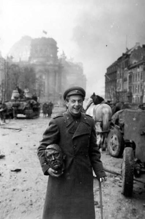 a-Russian-soldier-carries-a-statue-head-of-Nazi-lead-Adolf-Hitler-May-1945