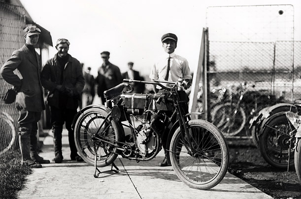 Harley-Davidson-–-racer-motorcycle-1903