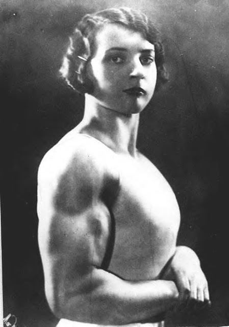 Beautiful Muscular Women in the early 1900s (11)