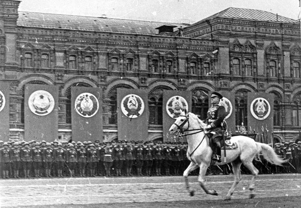 Жуков и рокоссовский на параде победы 1945 фото