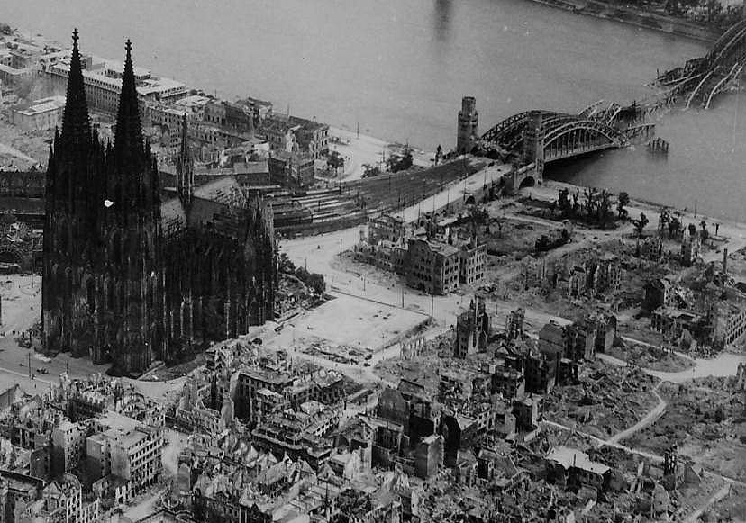 Помощь германии после войны. Кельн 1945. Дрезден бомбардировка 1945. Бомбардировка Кёльна 1942.