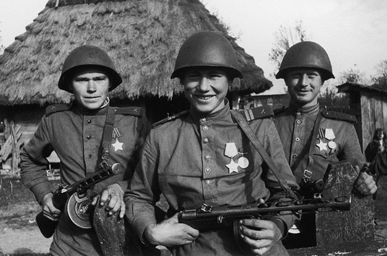 Сколько платили бойцам Красной Армии во время Великой Отечественной -  Русская семерка