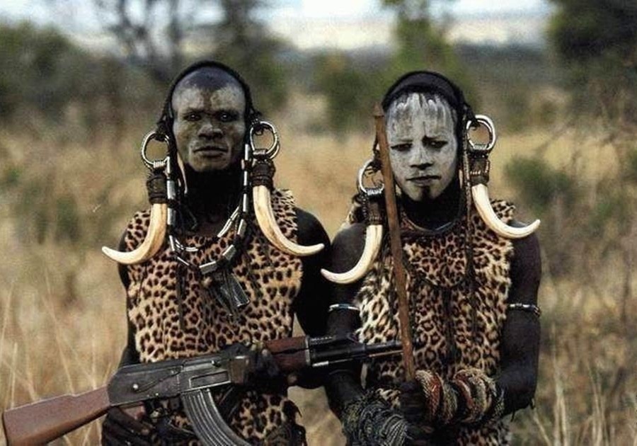 Пугающая африка. Африканское племя мурси. Африканское племя мурси. Племя дасанеч. Африканцы в африке.