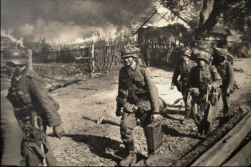 Солдаты в первые дни войны. Солдаты вермахта 22 июня 1941. Солдаты вермахта июнь 1941. Пленные немецкие солдаты Восточный фронт.