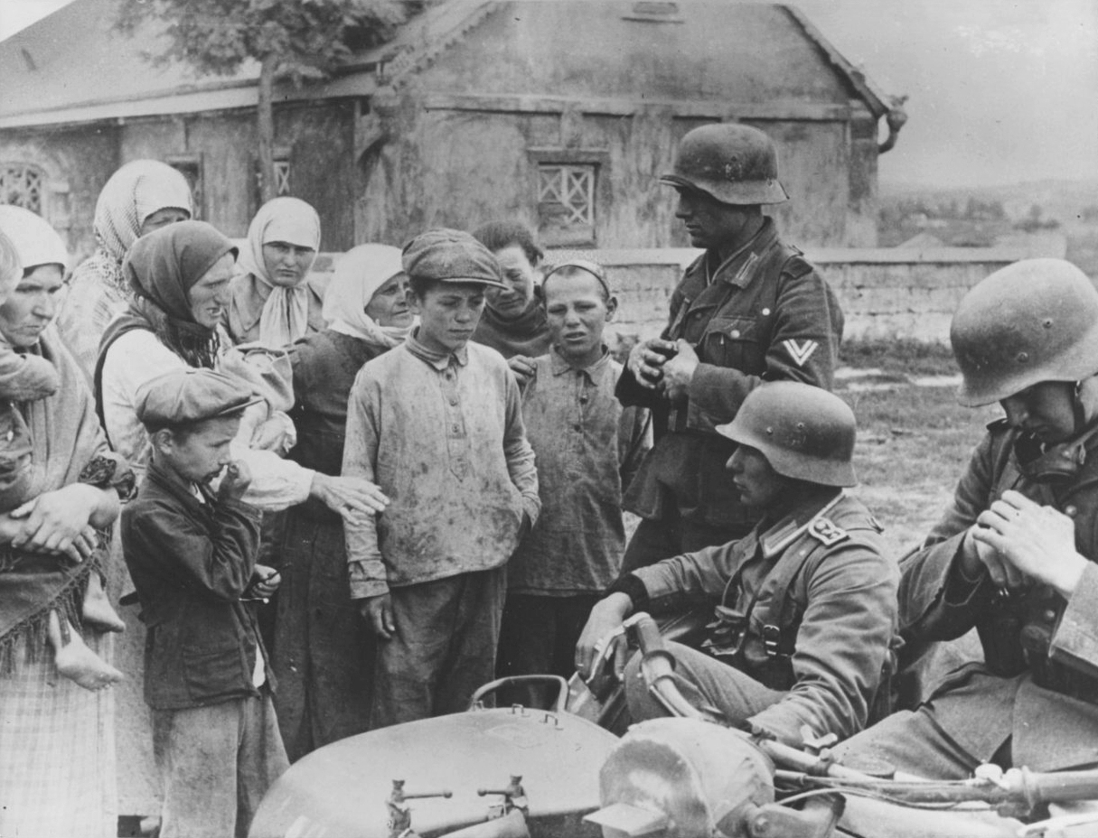 Вопрос во время великой отечественной войны. Солдаты вермахта в Советской деревне.