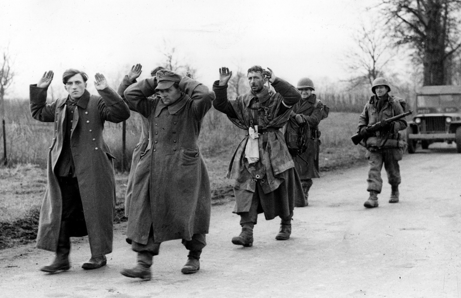 Пленные солдаты вермахта советскими солдатами