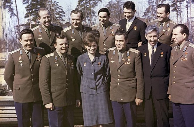 Почему в СССР были космонавты, а в США астронавты