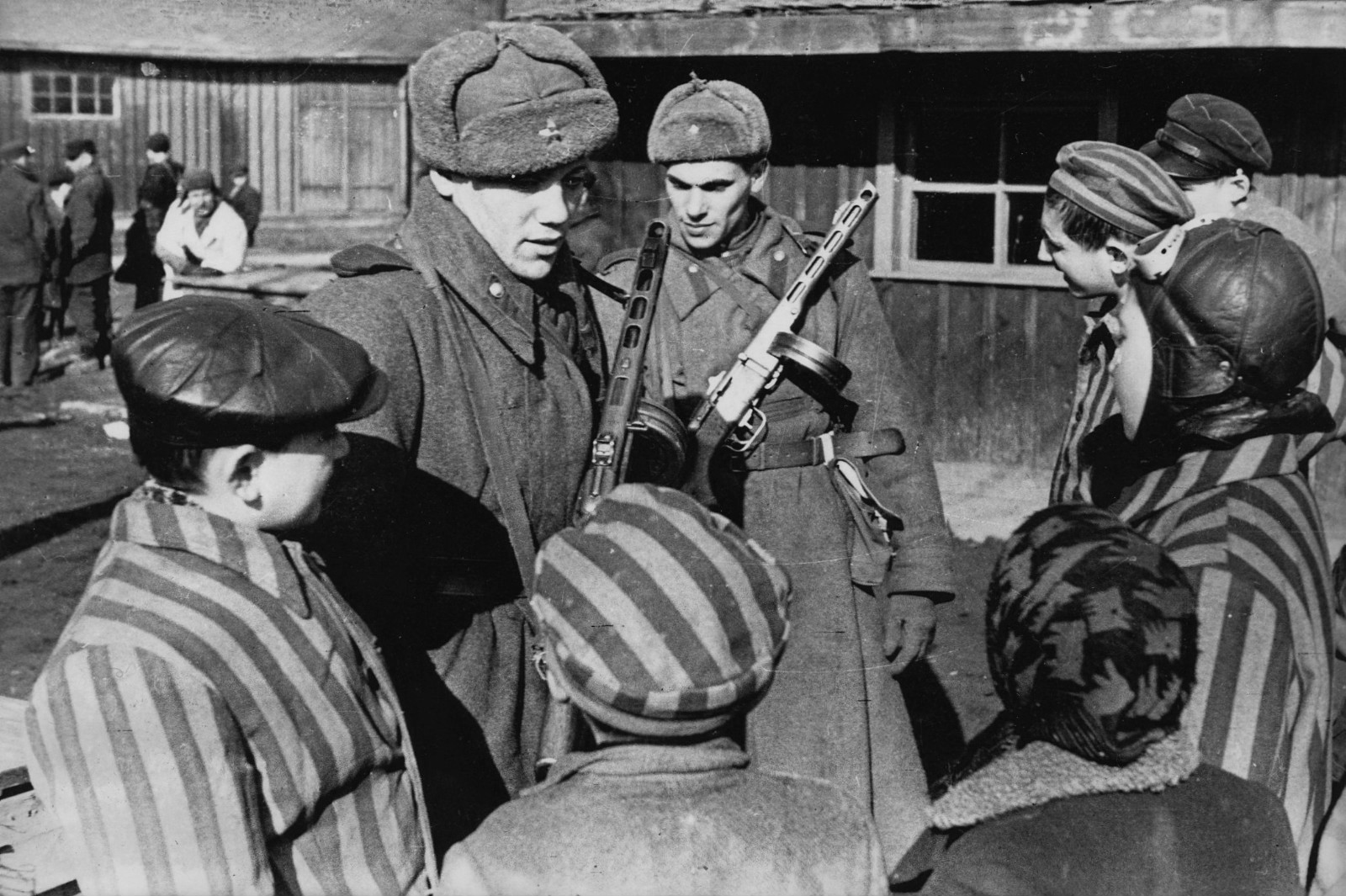 Россия в концлагере слушать. Освобождение узников Освенцима 1945. Освобождение Освенцима 27 января 1945. 27 Января 1945 советские войска освободили узников Освенцима. Освобождение узников Освенцима.