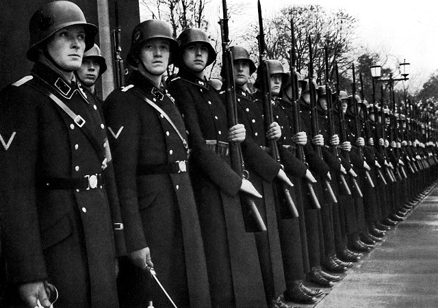«Отборные арийцы»: чему обучали линую охрану Гитлера