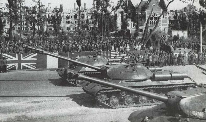 Чем СССР шокировал союзников на параде в Берлине в 1945 году