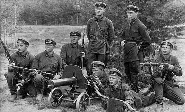 Каких белогвардейцев запретил расстреливать Троцкий в 1918 году