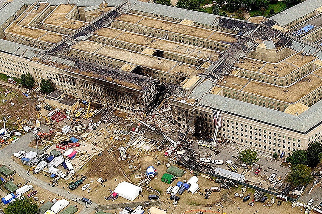 23 октября 2001 года. Теракт 11 сентября 2001 Пентагон. 11 Сентября 2001 башни Пентагон. 11 Сентября 2001 Пентагон самолет. Самолет в Пентагон 11 сентября.