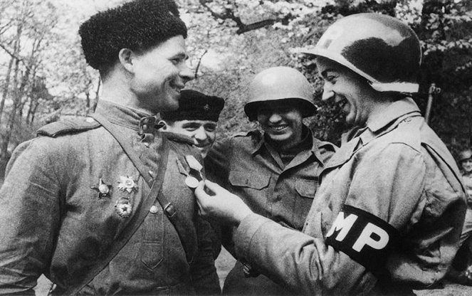 Чем обменивались русские с солдатами союзников в 1945 году