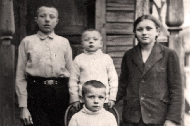 Как сестру и брата Юрия Гагарина немцы пытались угнать в Германию