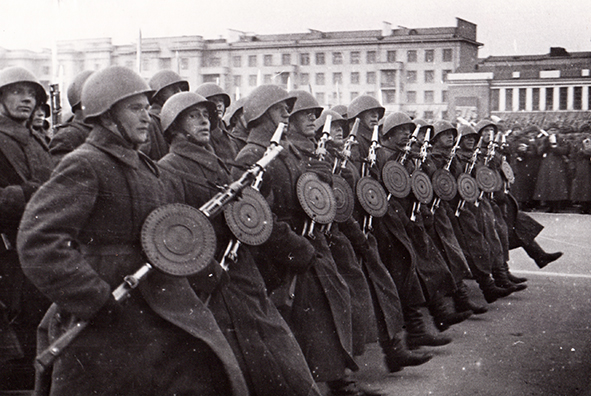 «Парад-дублер»: где и зачем Сталин провёл ещё один парад 7 ноября 1941 года