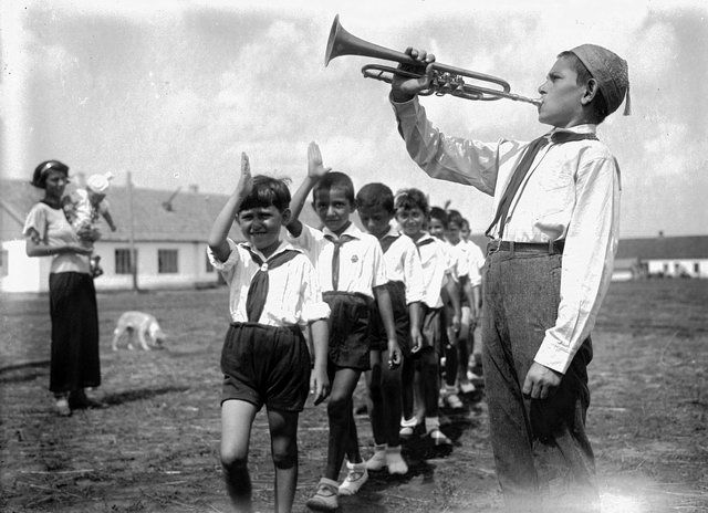 Каким советским детям запрещено было носить пионерские галстуки
