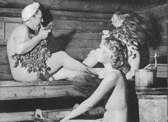 Девушки в бане с веником