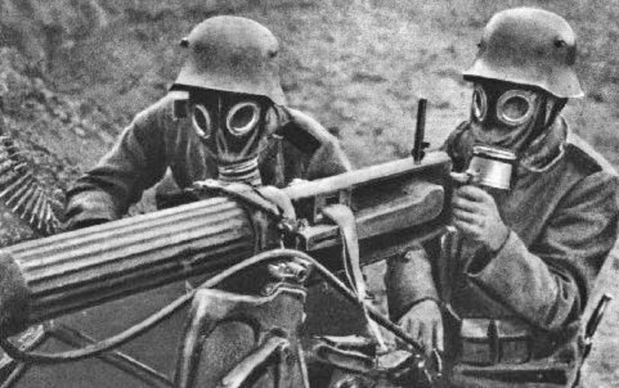 Немецкий солдат первой мировой войны в противогазе