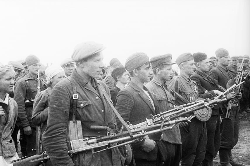 Парад в лохмотьях и с трофейным козлом: как партизаны отмечали освобождение Минска