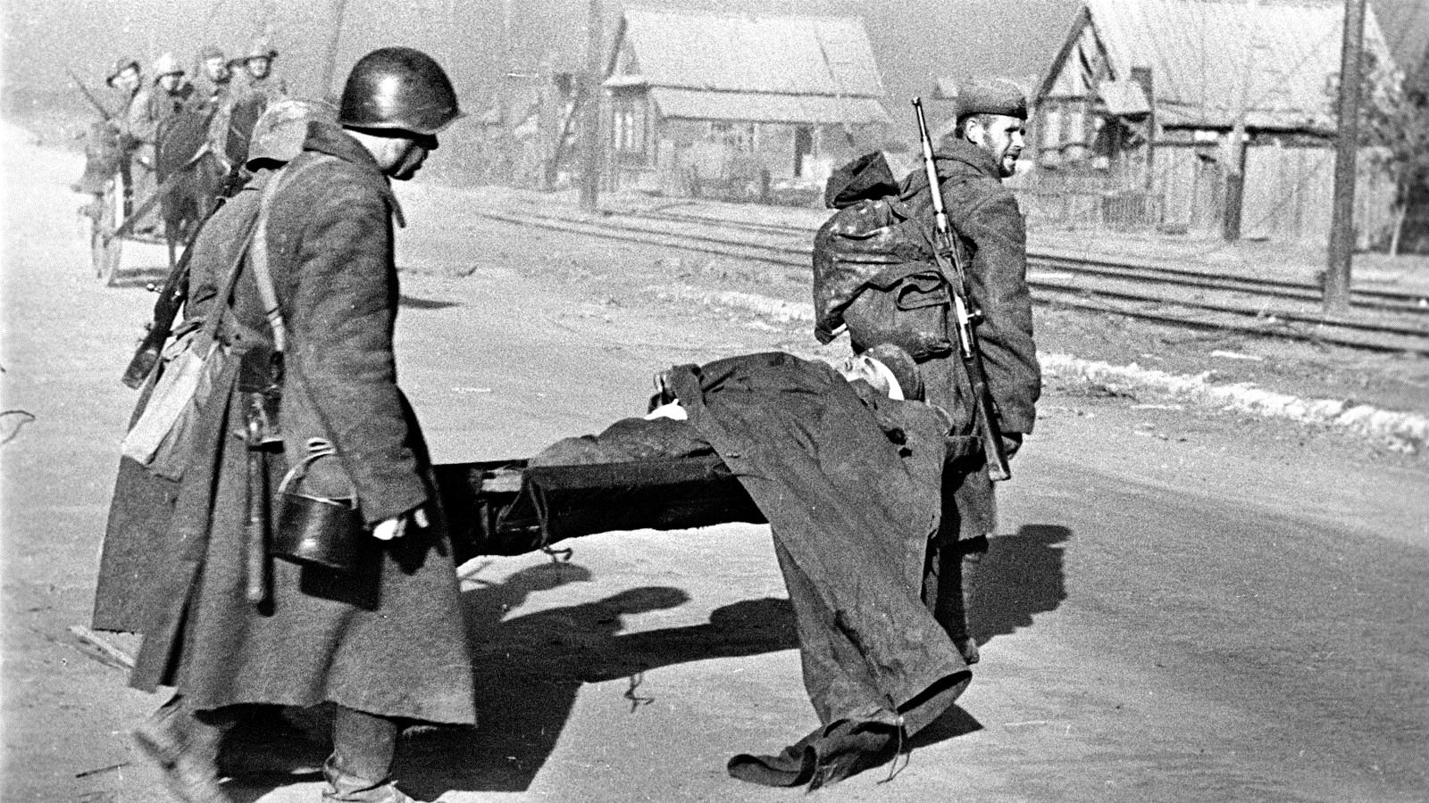 Вынос раненых. Раненый немецкий солдат 1941. Раненные второй мировой войны.