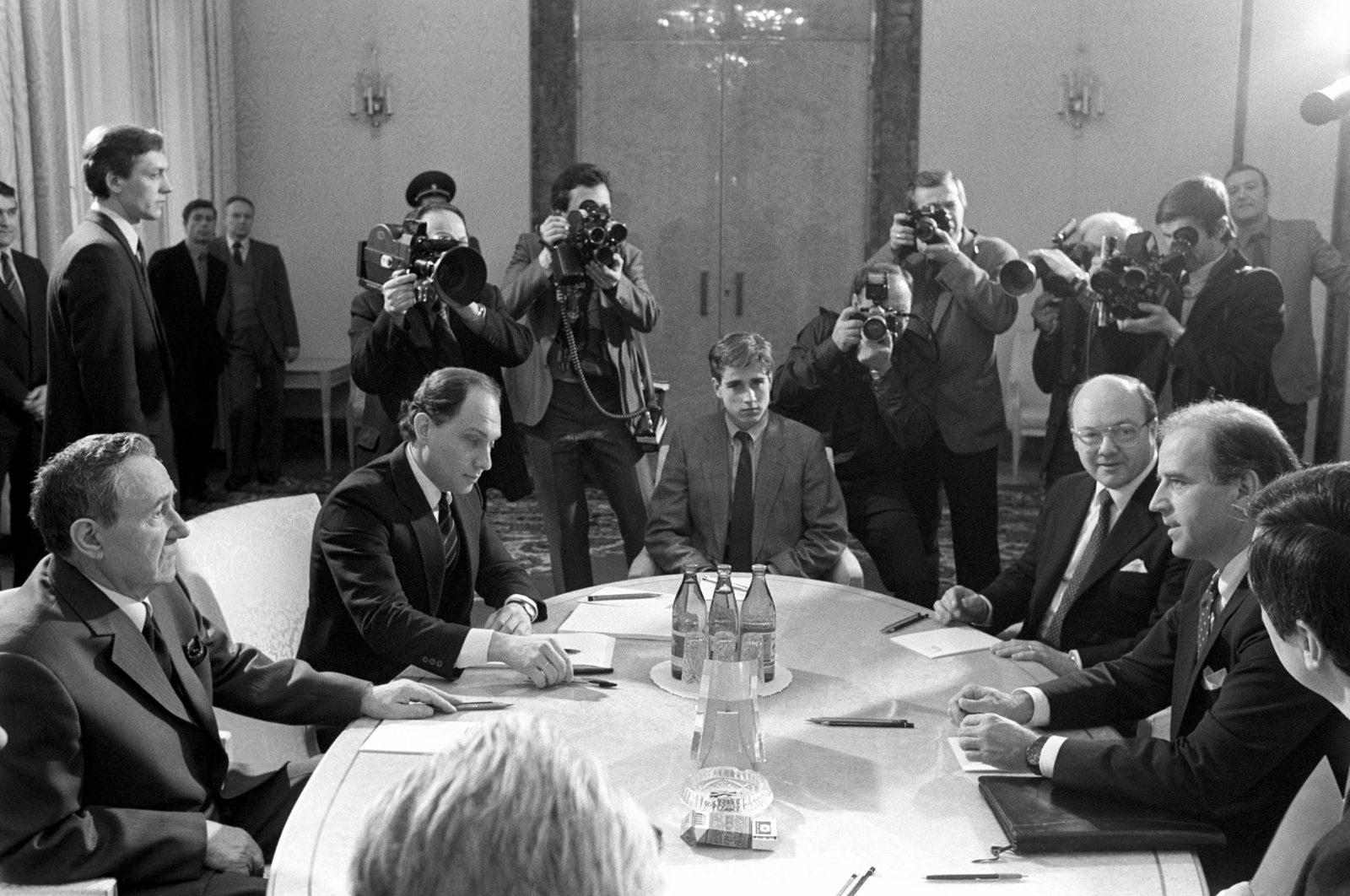 Старые переговоры. Байден Громыко 1988. Байден и Громыко 1979. Джо Байден в СССР 1979.