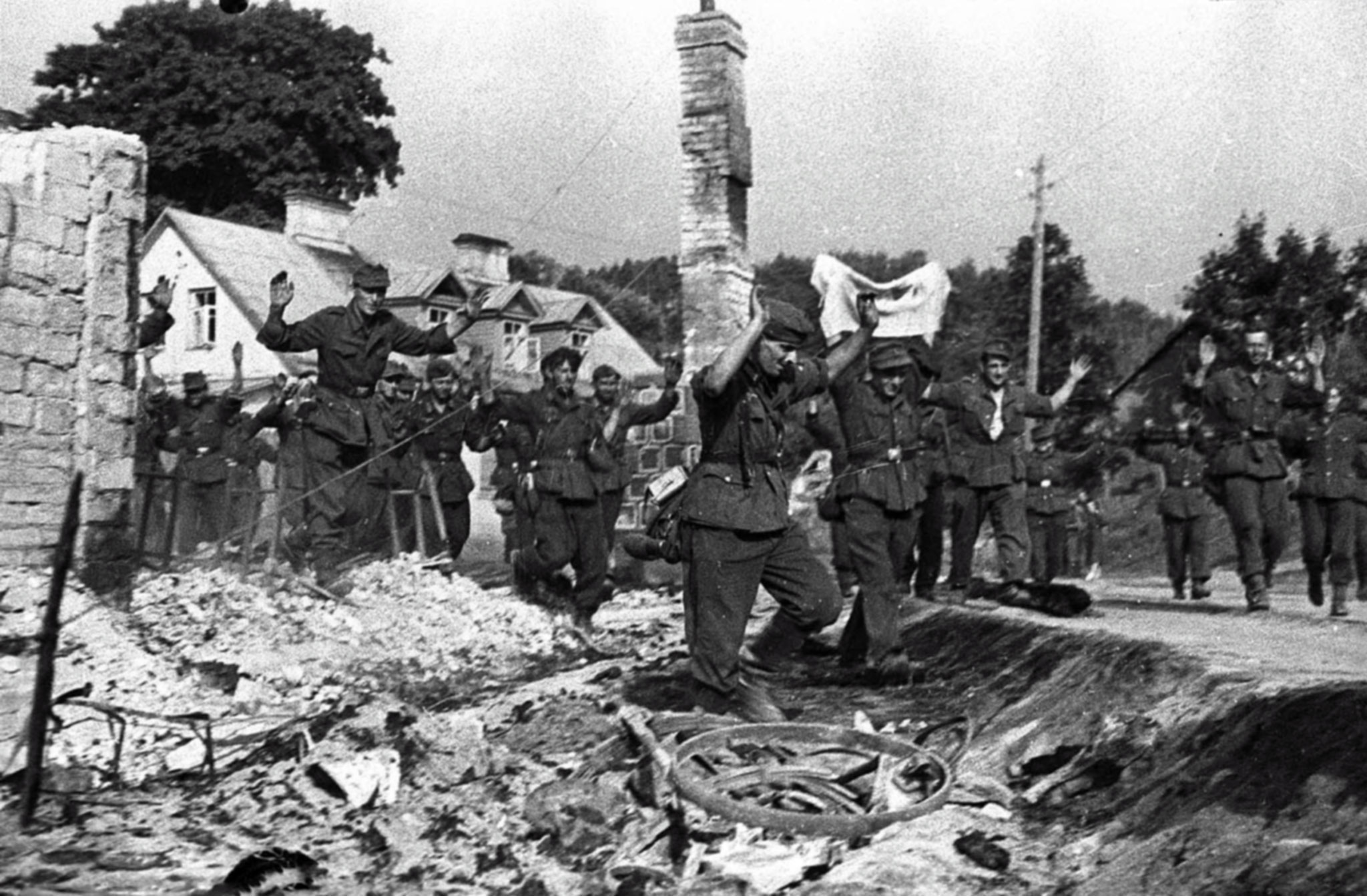 Создан в 1944 году. Битва Багратион 1944. Июль 1944 Вильнюс. 11 Июля 1944 года. Немецкие солдаты сдаются в плен в Вильнюсе.. Освобождение Вильнюса 1944.