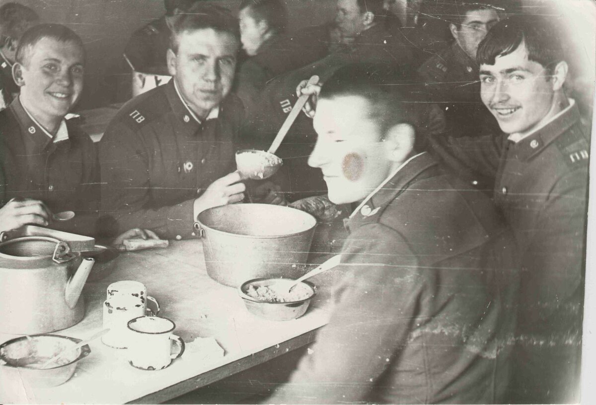 Стол в солдатской столовой в Советской армии