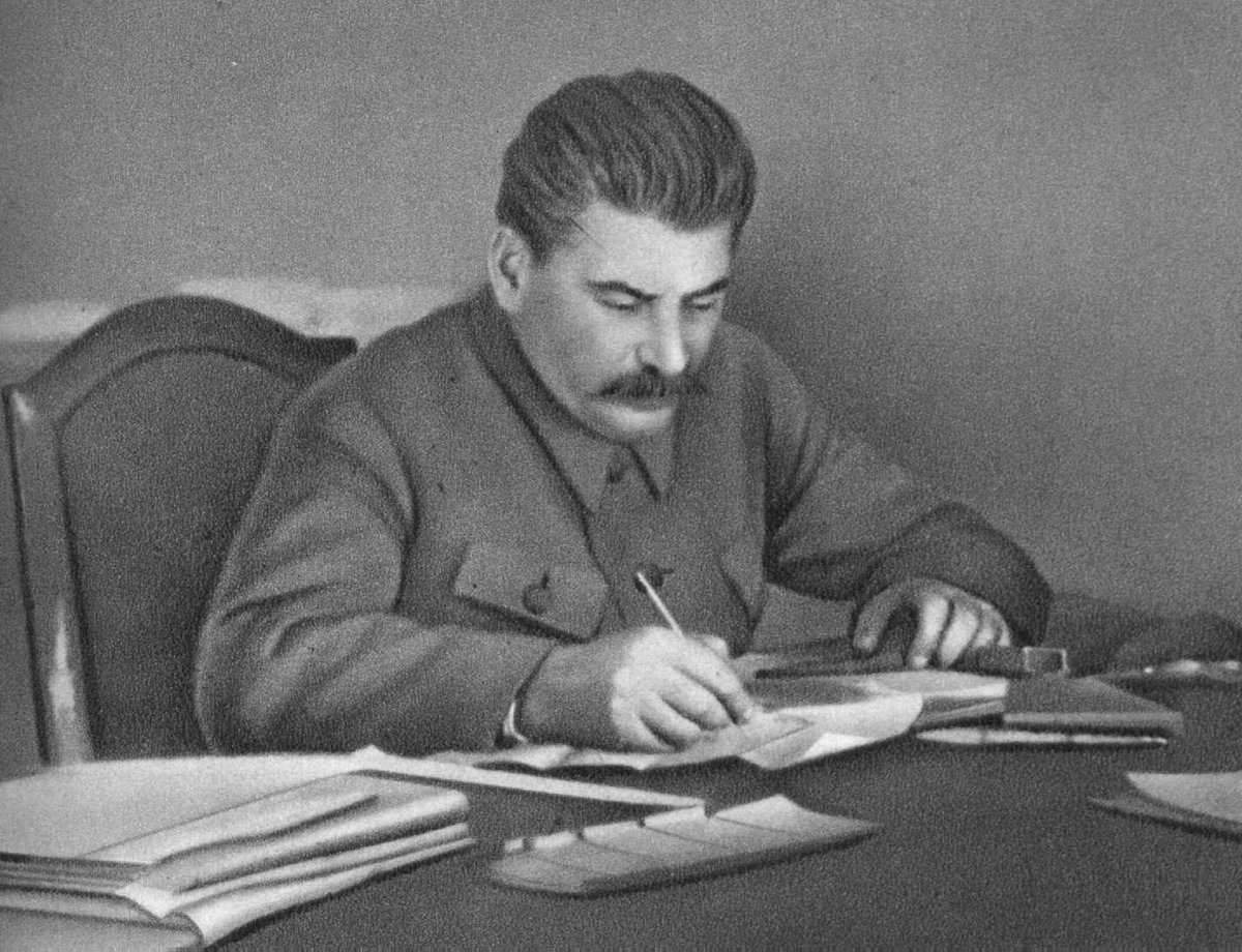 Сталин Иосиф Виссарионович пишет
