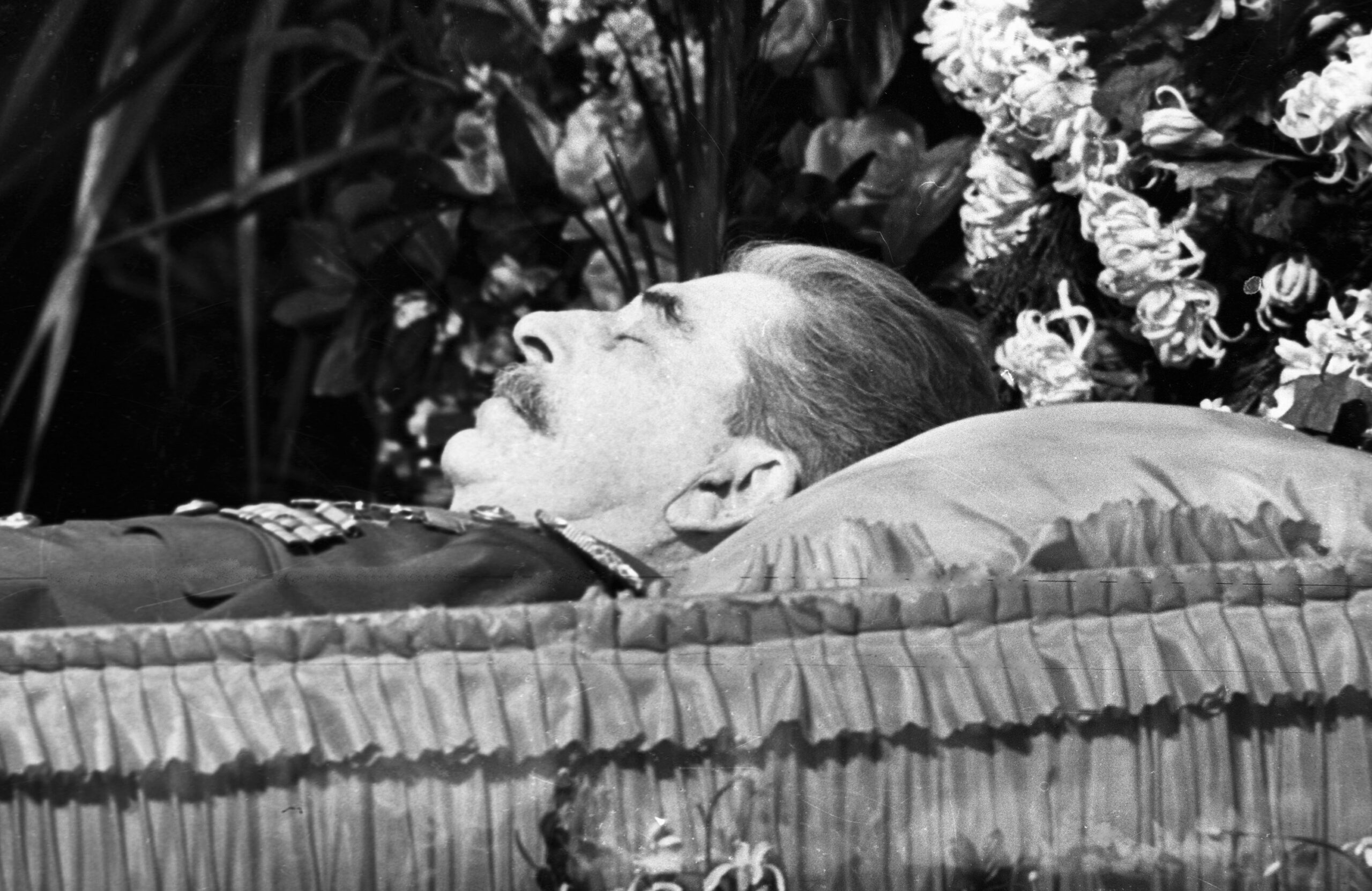 Сталин прощание. Сталин Иосиф Виссарионович 1953. Сталин Иосиф Виссарионович похороны. Похороны Сталина 1953. Сталин Иосиф Виссарионович в гробу.