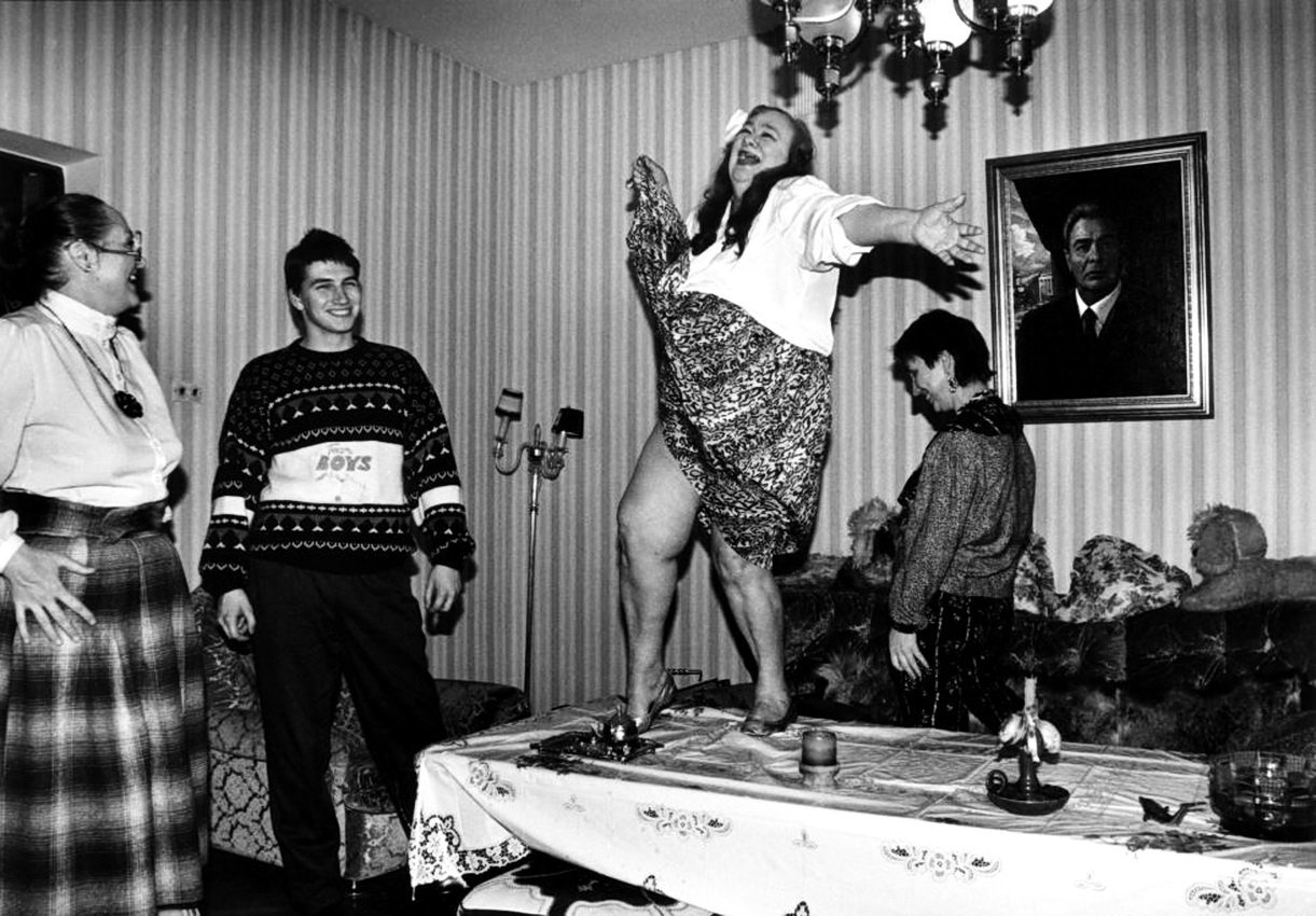 Дочь Брежнева танцует на столе