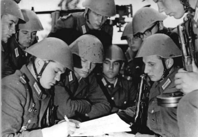 Какие бывшие офицеры Гитлера возглавили армию ГДР