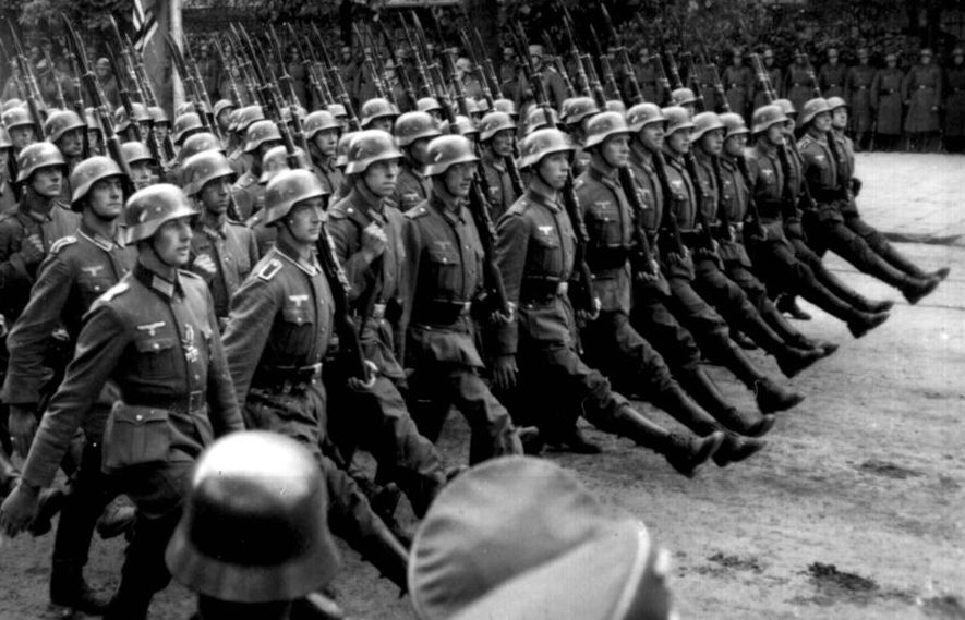 Немцы идут автор. Армия третьего рейха в 1941. Польская кампания вермахта 1939. Солдат СС Вермахт парад.