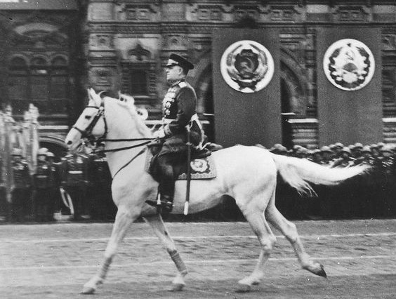 «Упал с коня»: почему Парад Победы вместо Сталина принимал Жуков