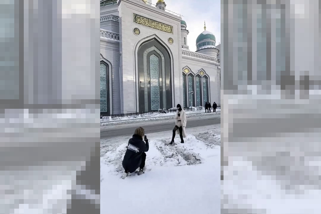 Полуголая танцует перед мечетью. Фотосессия на фоне мечети в Москве. Девушка на фоне мечети в Москве. Обнаженка на фоне мечети. Новый год в Грозном 2023 брюнетка на фоне мечети зимой.