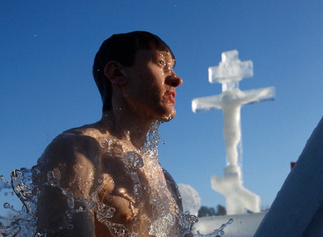 Погружение в прорубь на Крещение: как на самом деле к этому относятся православные священники