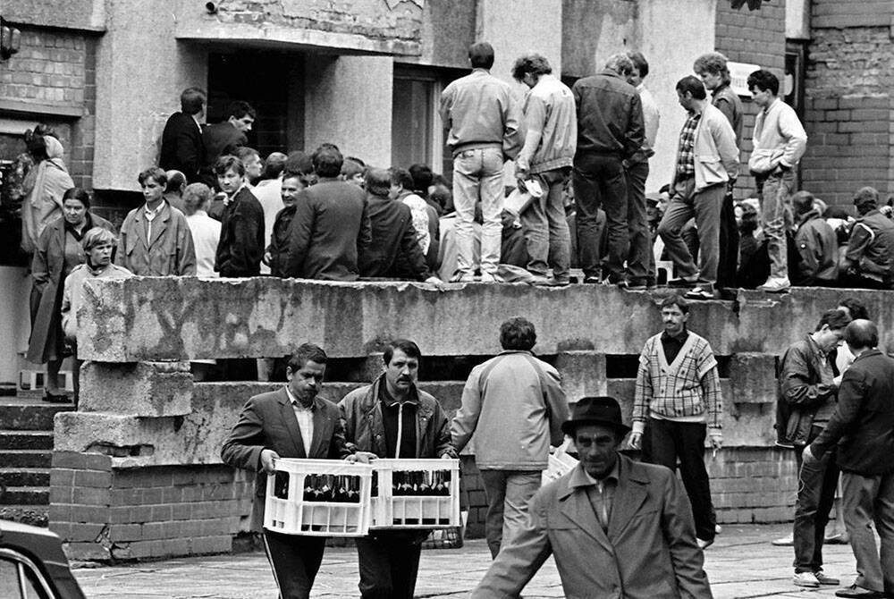 13 июня 1985 года. Антиалкогольная кампания 1985 Горбачев. Штурм винного магазина СССР. Антиалкогольная кампания Брежнева 1972.