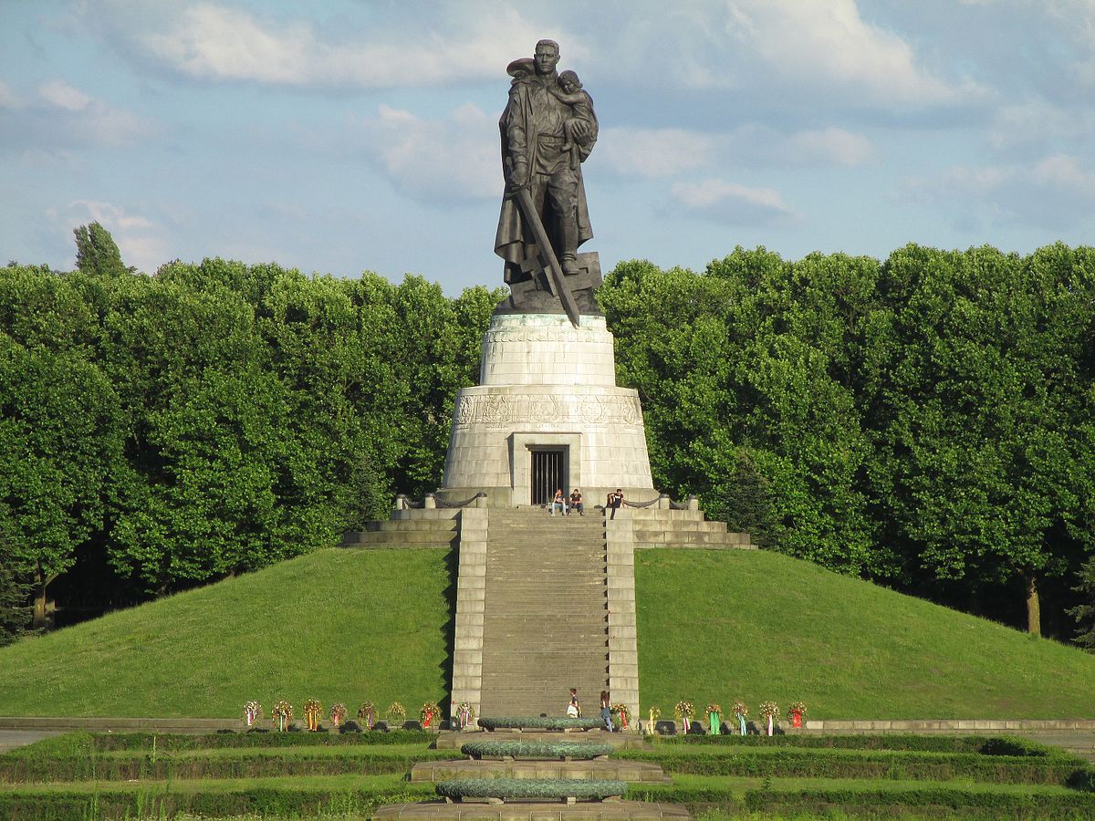 памятник солдату в германии
