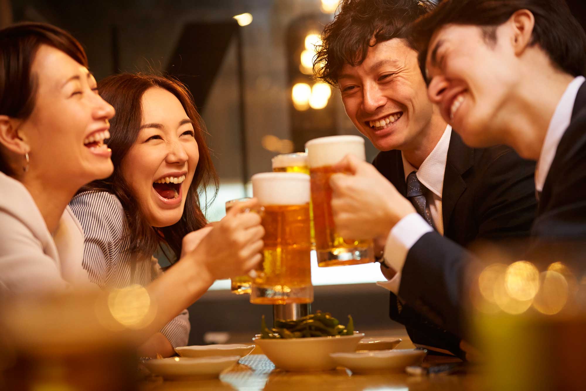 Японцы пьют пиво