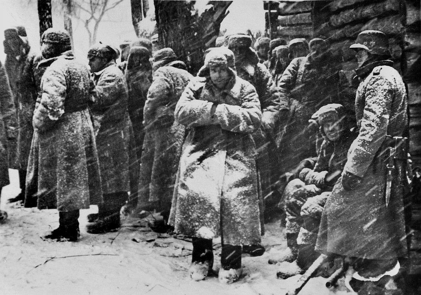 Ранен под москвой. Замерзшие немецкие солдаты зимой 1941. Замерзшие немцы под Москвой 1941. Солдаты вермахта зима 1941. Пленные красноармейцы 1941.