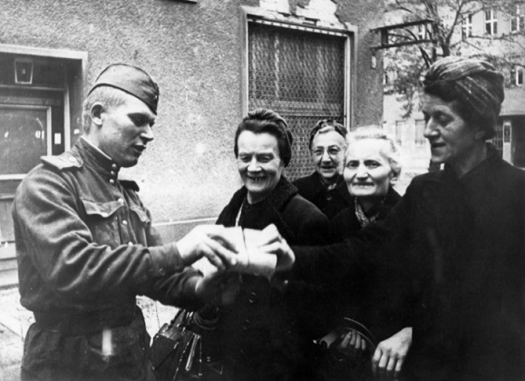 Советские военные в ГДР: какие привычки русских солдат больше всего удивляли немцев